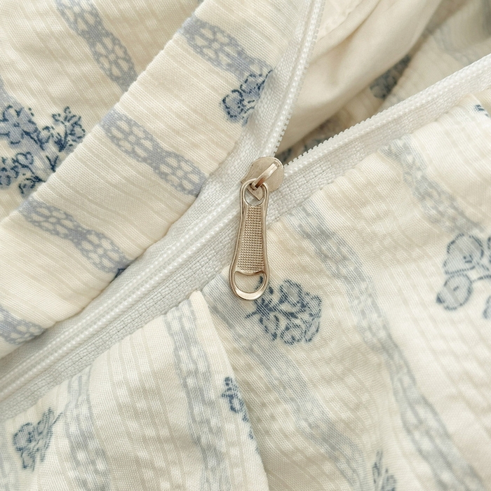 91家纺网 家纺一手货源 找家纺 牵依 2026春夏新款A类云感花边款双层纱床盖四件套 浅兰花织