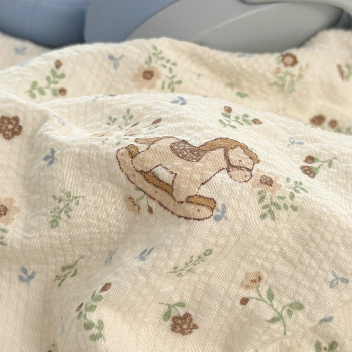 91家纺网 家纺一手货源 找家纺 牵依 2026春夏新款A类云感花边款双层纱床盖四件套 花团木马