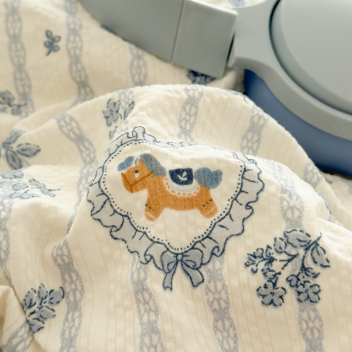 91家纺网 家纺一手货源 找家纺 牵依 2026春夏新款A类云感花边款双层纱床盖四件套 浅兰花织