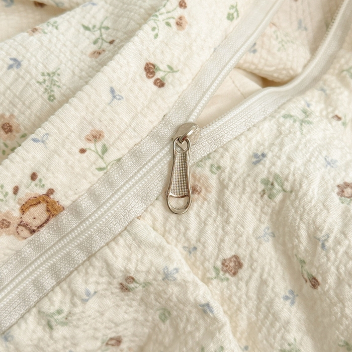 91家纺网 家纺一手货源 找家纺 牵依 2026春夏新款A类云感花边款双层纱床盖四件套 花团木马