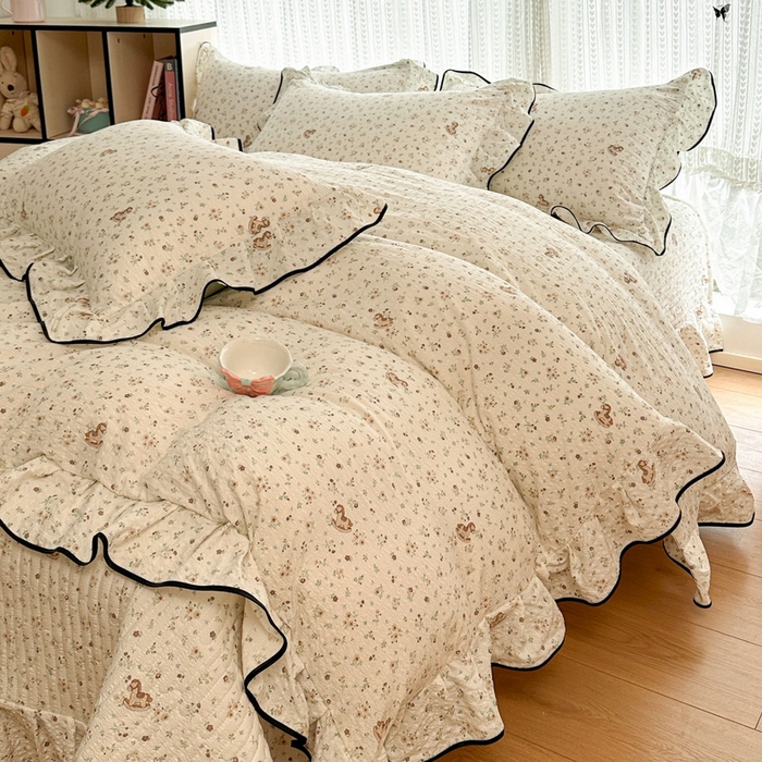 91家纺网 家纺一手货源 找家纺 牵依 2026春夏新款A类云感花边款双层纱床盖四件套 花团木马