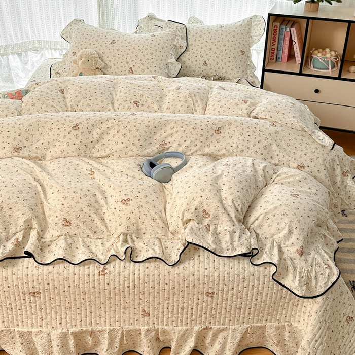 91家纺网 家纺一手货源 找家纺 牵依 2026春夏新款A类云感花边款双层纱床盖四件套 花团木马