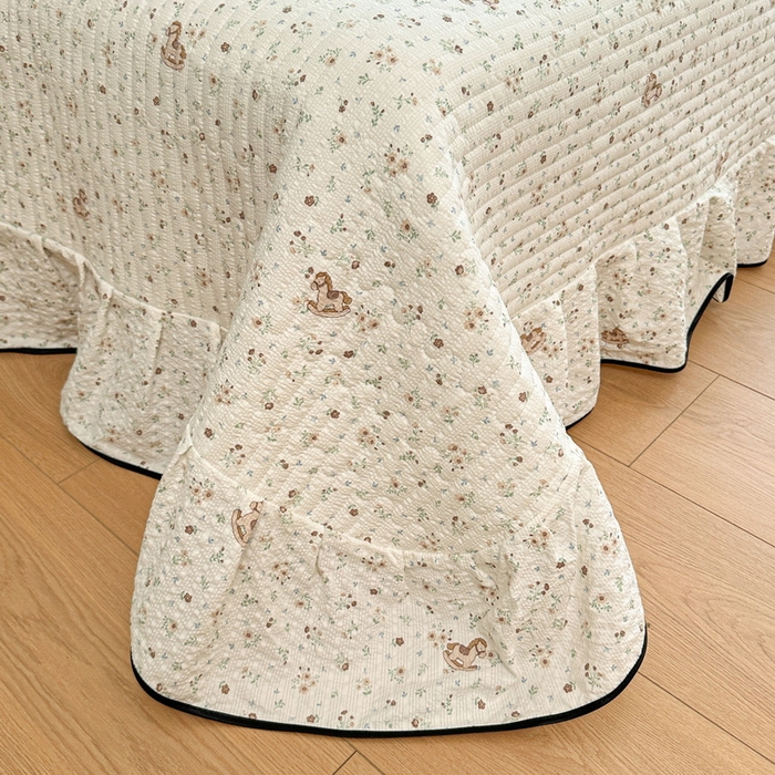 91家纺网 家纺一手货源 找家纺 牵依 2026春夏新款A类云感花边款双层纱床盖四件套 花团木马