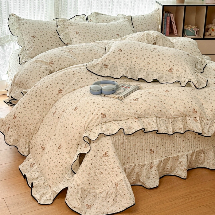 91家纺网 家纺一手货源 找家纺 牵依 2026春夏新款A类云感花边款双层纱床盖四件套 花团木马