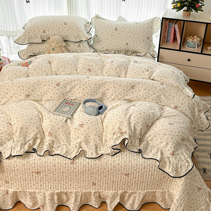 91家纺网 家纺一手货源 找家纺 牵依 2026春夏新款A类云感花边款双层纱床盖四件套 花团木马