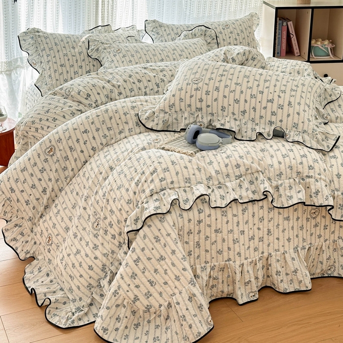 91家纺网 家纺一手货源 找家纺 牵依 2026春夏新款A类云感花边款双层纱床盖四件套 浅兰花织