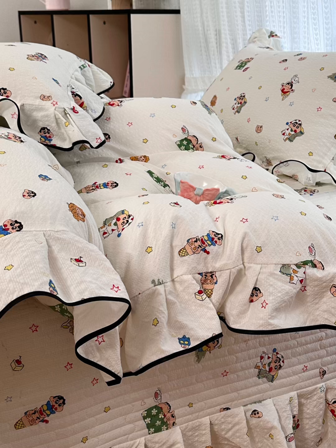 91家纺网 家纺一手货源 找家纺 牵依 2026春夏新款A类云感花边款双层纱床盖四件套 小新狂欢局