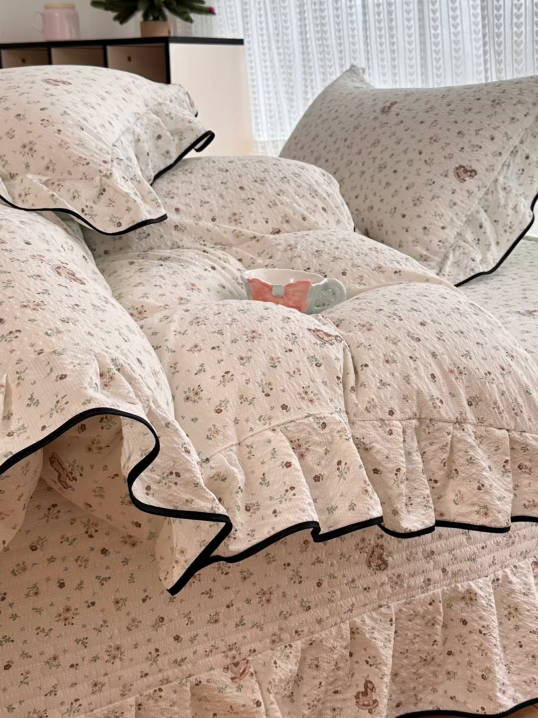 91家纺网 家纺一手货源 找家纺 牵依 2026春夏新款A类云感花边款双层纱床盖四件套 花团木马