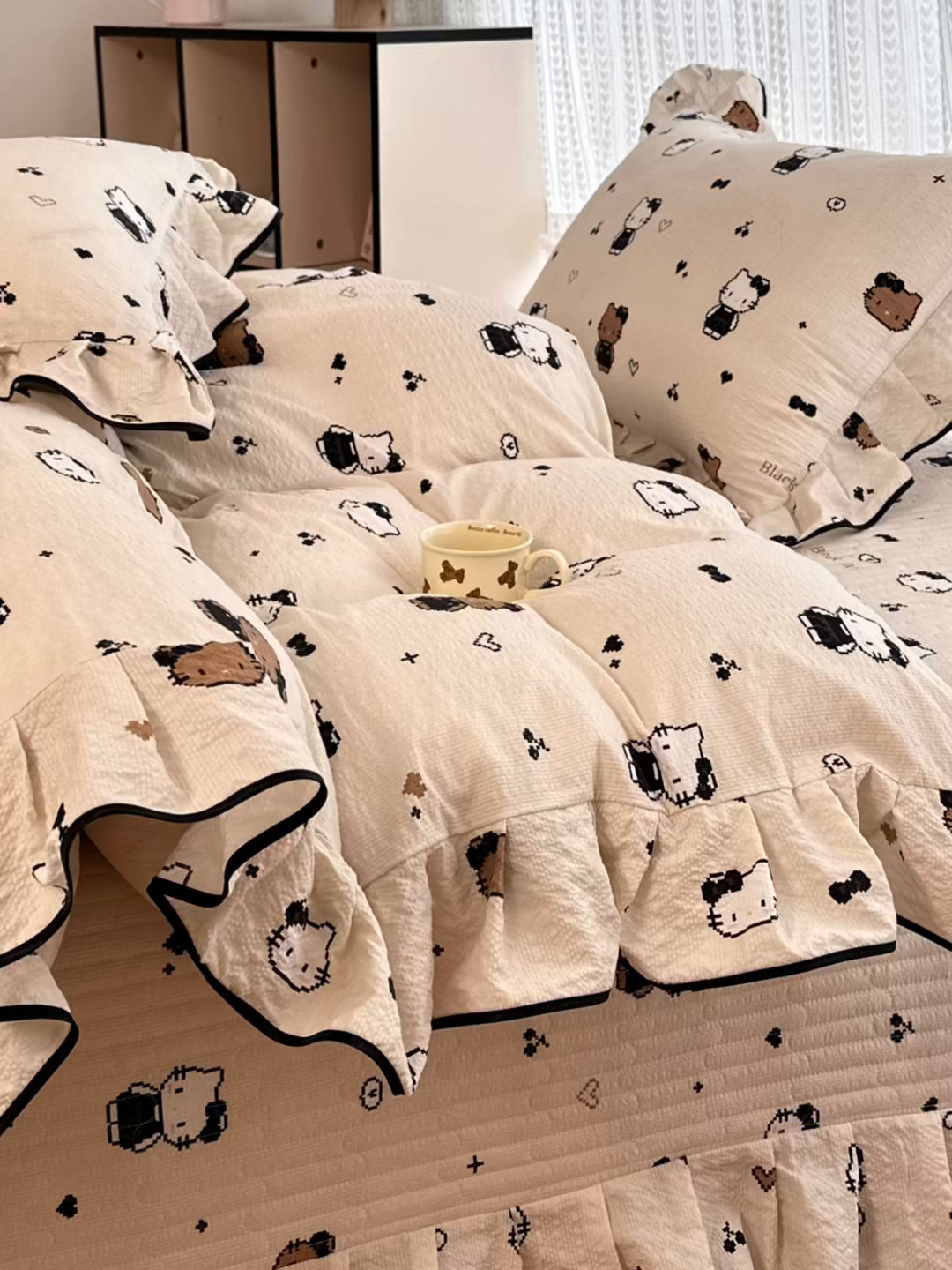 91家纺网 家纺一手货源 找家纺 牵依 2026春夏新款A类云感花边款双层纱床盖四件套 奥利奥小猫