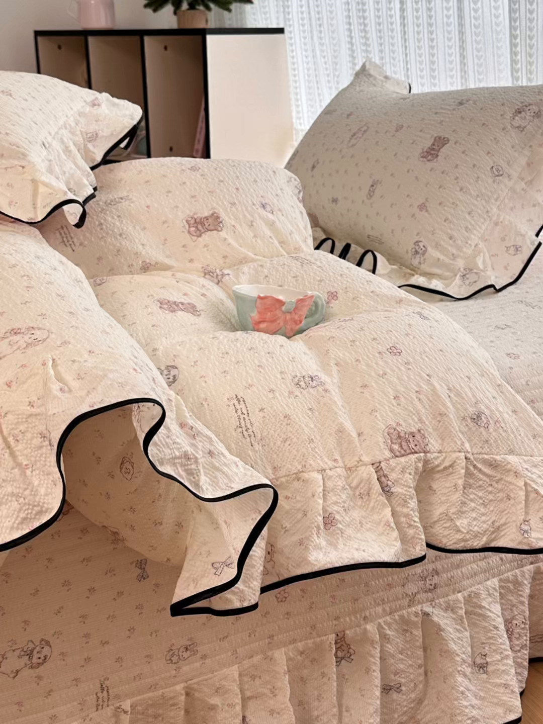 91家纺网 家纺一手货源 找家纺 牵依 2026春夏新款A类云感花边款双层纱床盖四件套 悦悦小兔