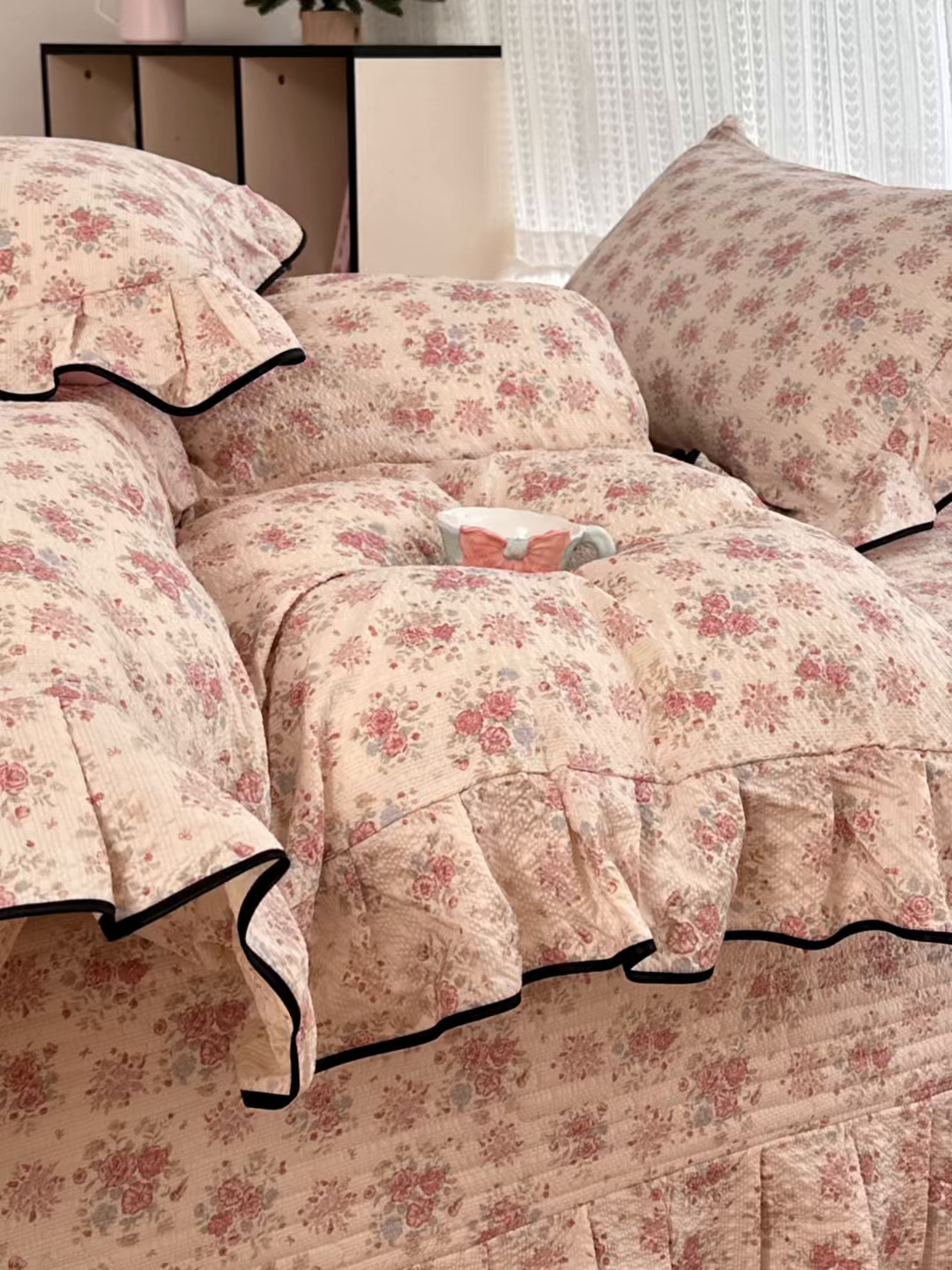 91家纺网 家纺一手货源 找家纺 牵依 2026春夏新款A类云感花边款双层纱床盖四件套 玫瑰花园