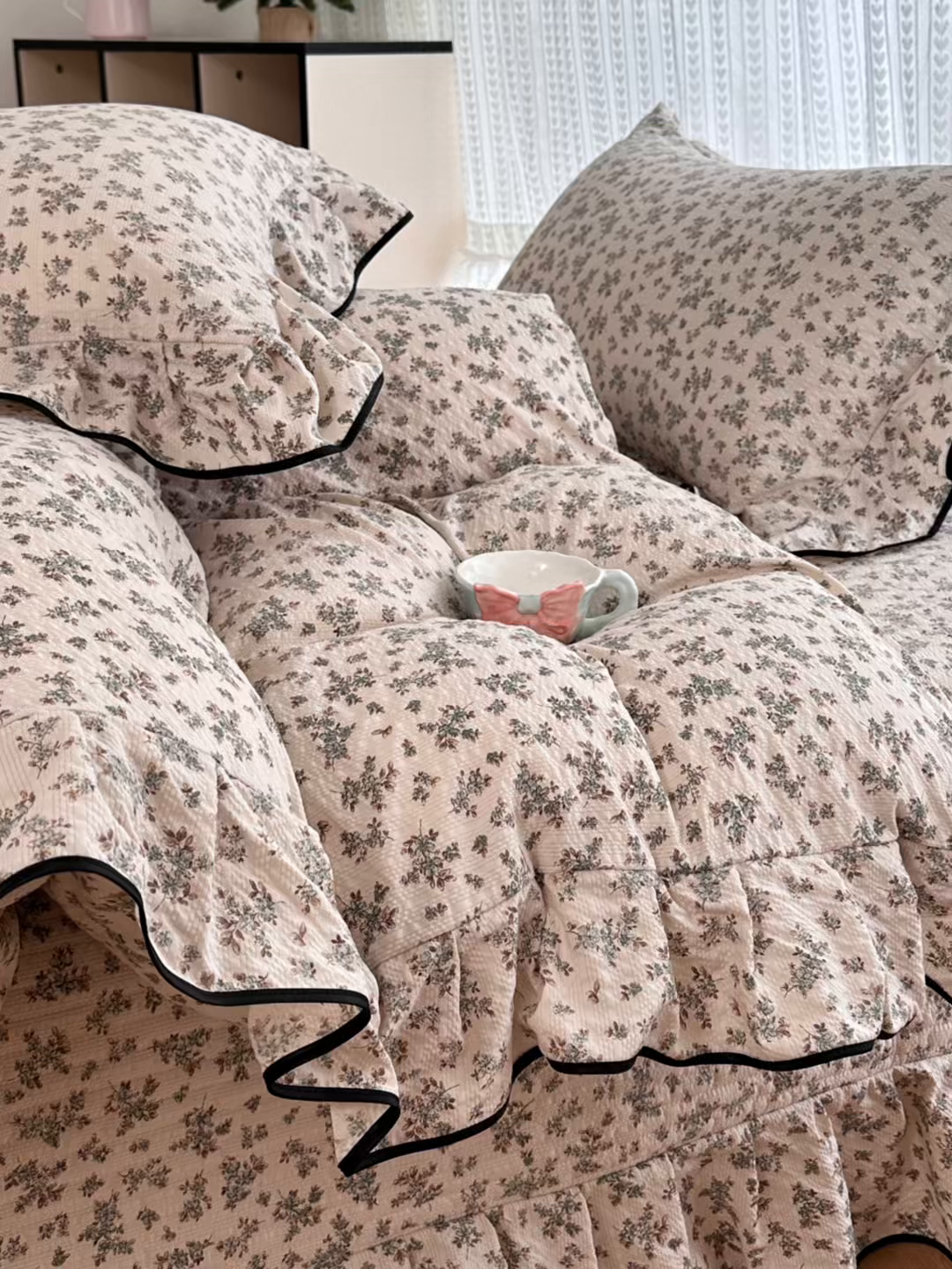 91家纺网 家纺一手货源 找家纺 牵依 2026春夏新款A类云感花边款双层纱床盖四件套 春日序曲