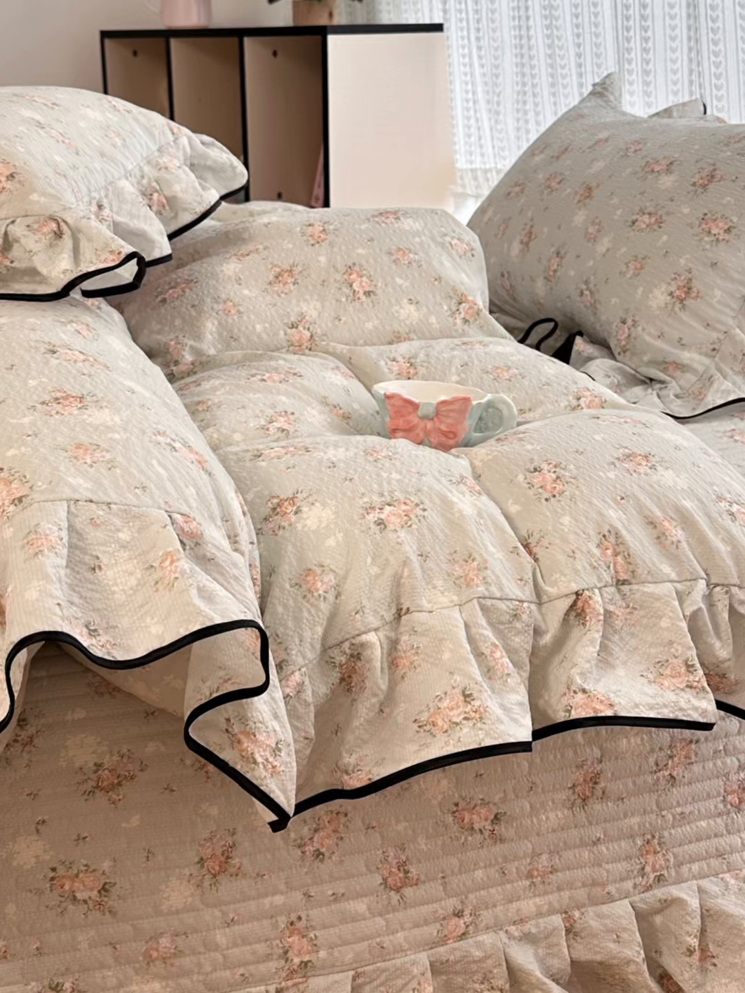 91家纺网 家纺一手货源 找家纺 牵依 2026春夏新款A类云感花边款双层纱床盖四件套 繁花似梦