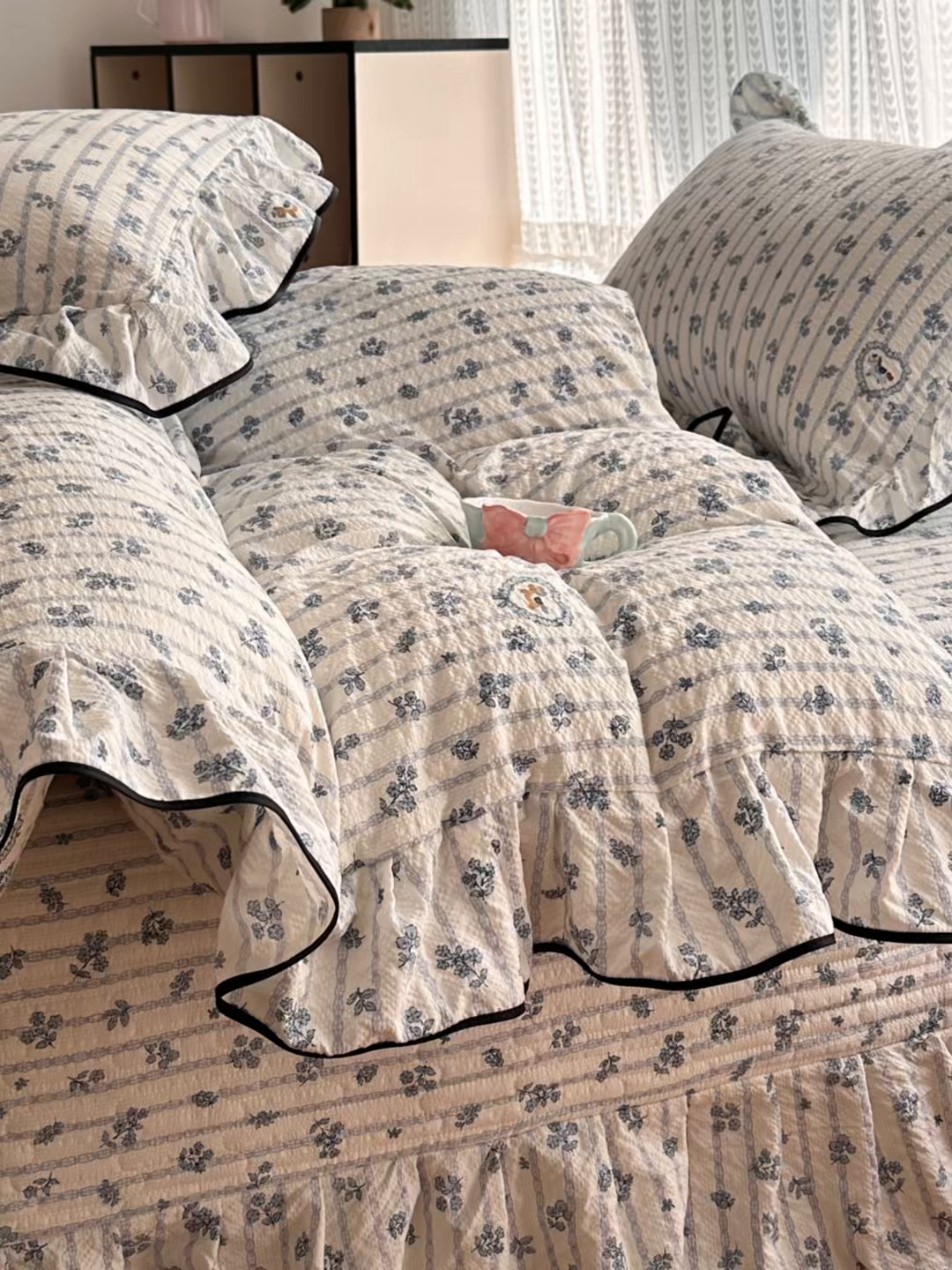 91家纺网 家纺一手货源 找家纺 牵依 2026春夏新款A类云感花边款双层纱床盖四件套 浅兰花织