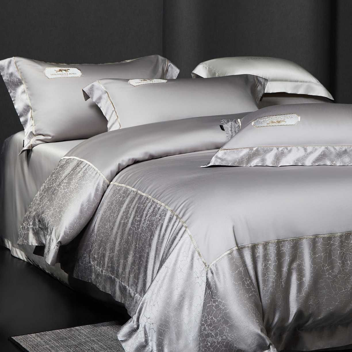 91家纺网 家纺一手货源 找家纺 馨蕊家居 2026春夏新品100S高精密刺绣四件套-简序系列 高精密简序-高级灰