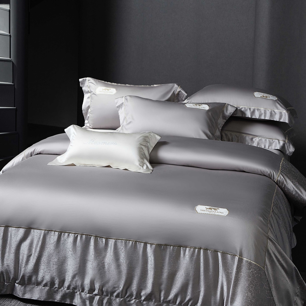 91家纺网 家纺一手货源 找家纺 馨蕊家居 2026春夏新品100S高精密刺绣四件套-简序系列 高精密简序-高级灰