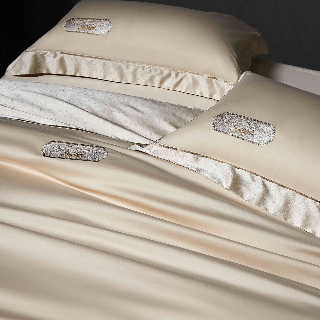 91家纺网 家纺一手货源 找家纺 馨蕊家居 2026春夏新品100S高精密刺绣四件套-简序系列 高精密简序-奶咖