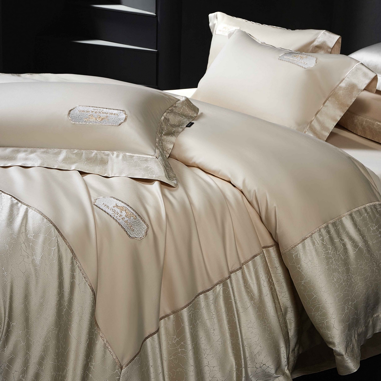 91家纺网 家纺一手货源 找家纺 馨蕊家居 2026春夏新品100S高精密刺绣四件套-简序系列 高精密简序-奶咖