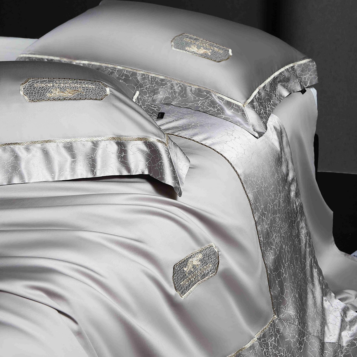 91家纺网 家纺一手货源 找家纺 馨蕊家居 2026春夏新品100S高精密刺绣四件套-简序系列 高精密简序-高级灰