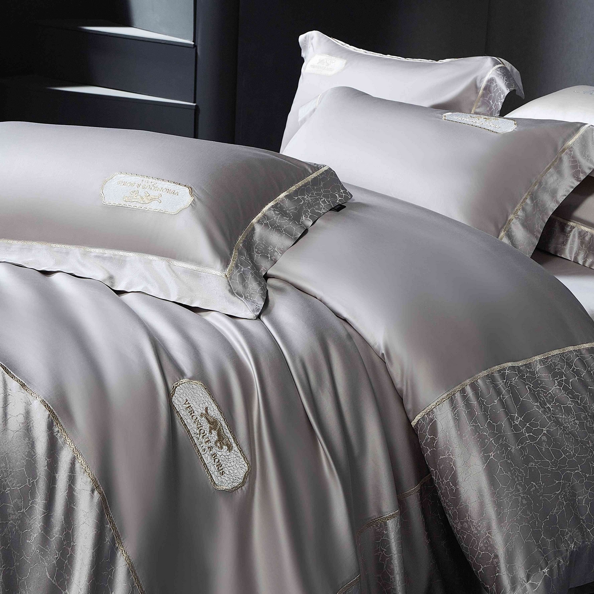 91家纺网 家纺一手货源 找家纺 馨蕊家居 2026春夏新品100S高精密刺绣四件套-简序系列 高精密简序-高级灰