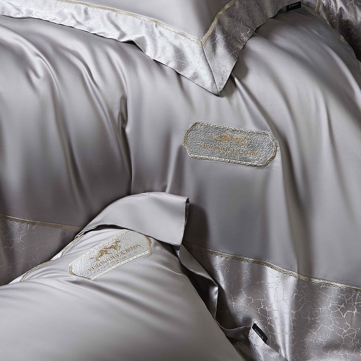 91家纺网 家纺一手货源 找家纺 馨蕊家居 2026春夏新品100S高精密刺绣四件套-简序系列 高精密简序-高级灰