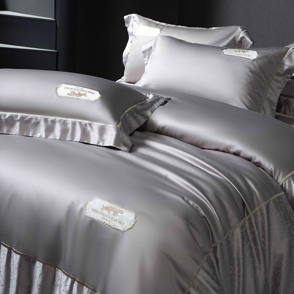 91家纺网 家纺一手货源 找家纺 馨蕊家居 2026春夏新品100S高精密刺绣四件套-简序系列 高精密简序-高级灰