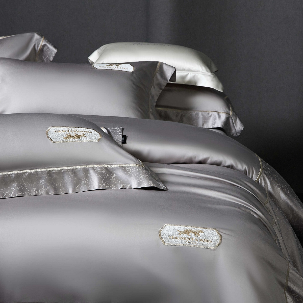 91家纺网 家纺一手货源 找家纺 馨蕊家居 2026春夏新品100S高精密刺绣四件套-简序系列 高精密简序-高级灰