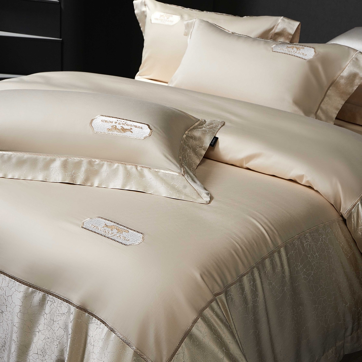 91家纺网 家纺一手货源 找家纺 馨蕊家居 2026春夏新品100S高精密刺绣四件套-简序系列 高精密简序-奶咖