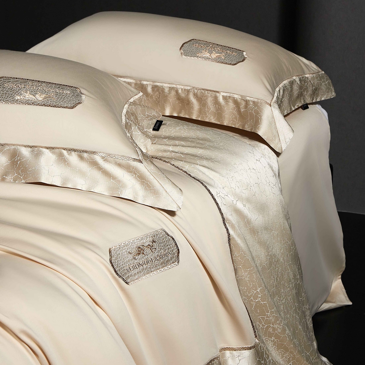 91家纺网 家纺一手货源 找家纺 馨蕊家居 2026春夏新品100S高精密刺绣四件套-简序系列 高精密简序-奶咖