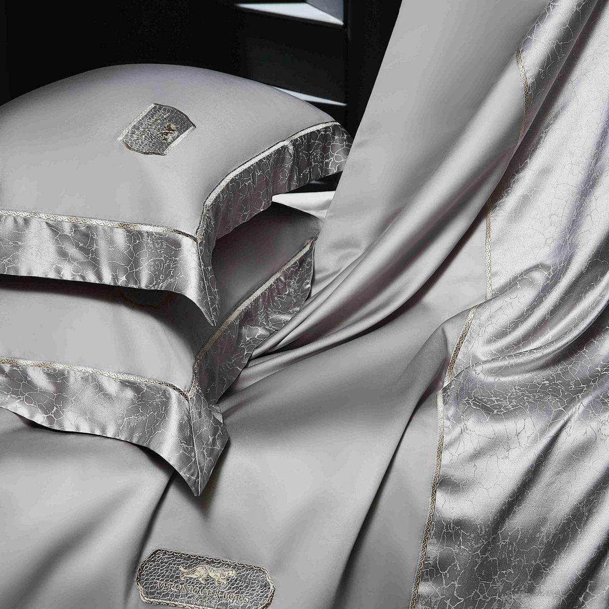 91家纺网 家纺一手货源 找家纺 馨蕊家居 2026春夏新品100S高精密刺绣四件套-简序系列 高精密简序-高级灰