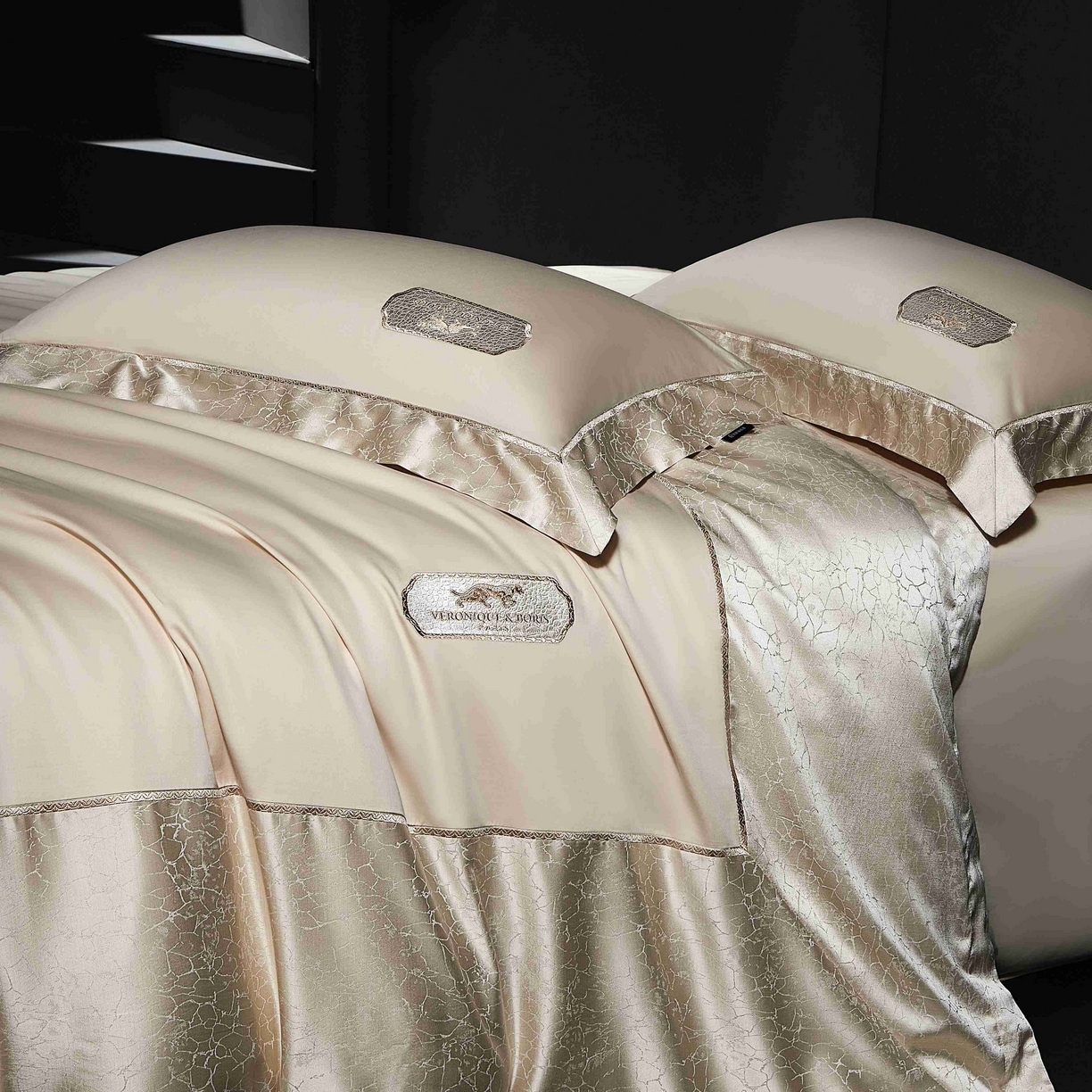 91家纺网 家纺一手货源 找家纺 馨蕊家居 2026春夏新品100S高精密刺绣四件套-简序系列 高精密简序-奶咖