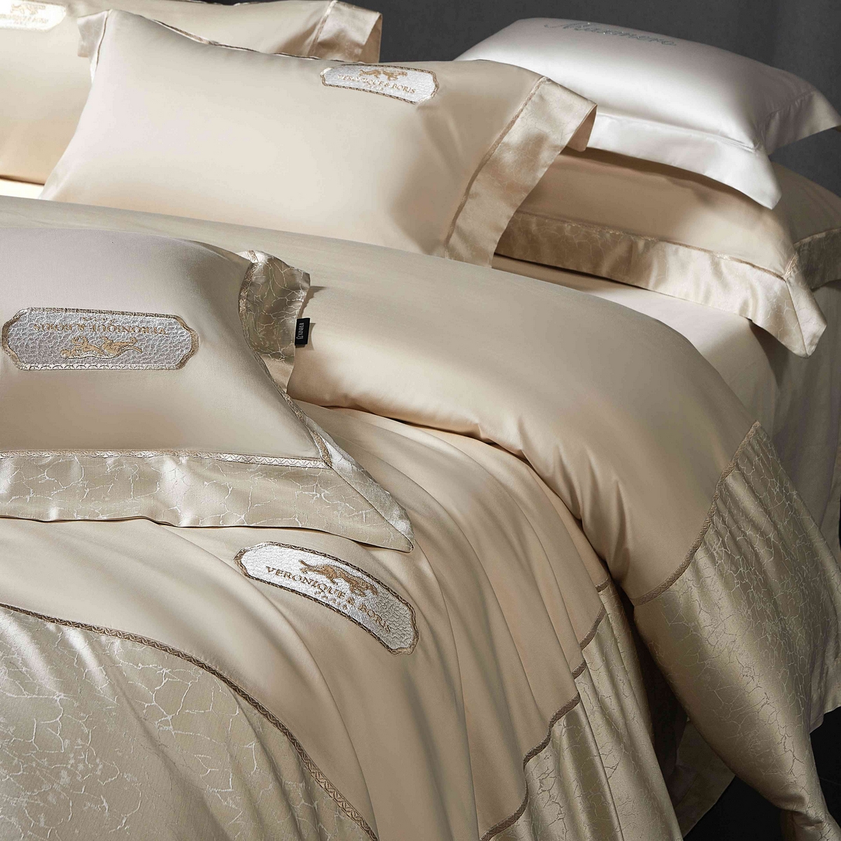 91家纺网 家纺一手货源 找家纺 馨蕊家居 2026春夏新品100S高精密刺绣四件套-简序系列 高精密简序-奶咖