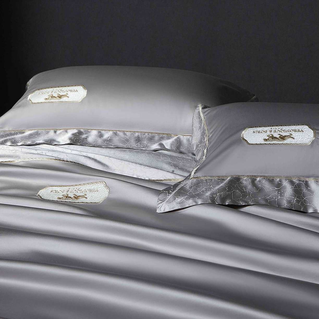 91家纺网 家纺一手货源 找家纺 馨蕊家居 2026春夏新品100S高精密刺绣四件套-简序系列 高精密简序-高级灰