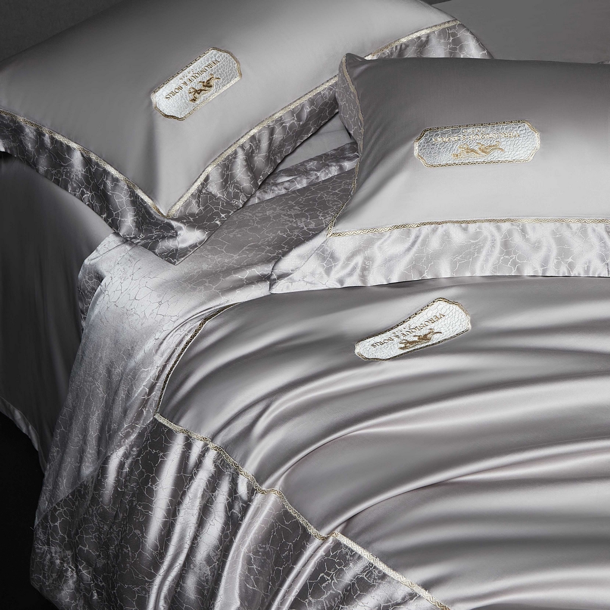 91家纺网 家纺一手货源 找家纺 馨蕊家居 2026春夏新品100S高精密刺绣四件套-简序系列 高精密简序-高级灰