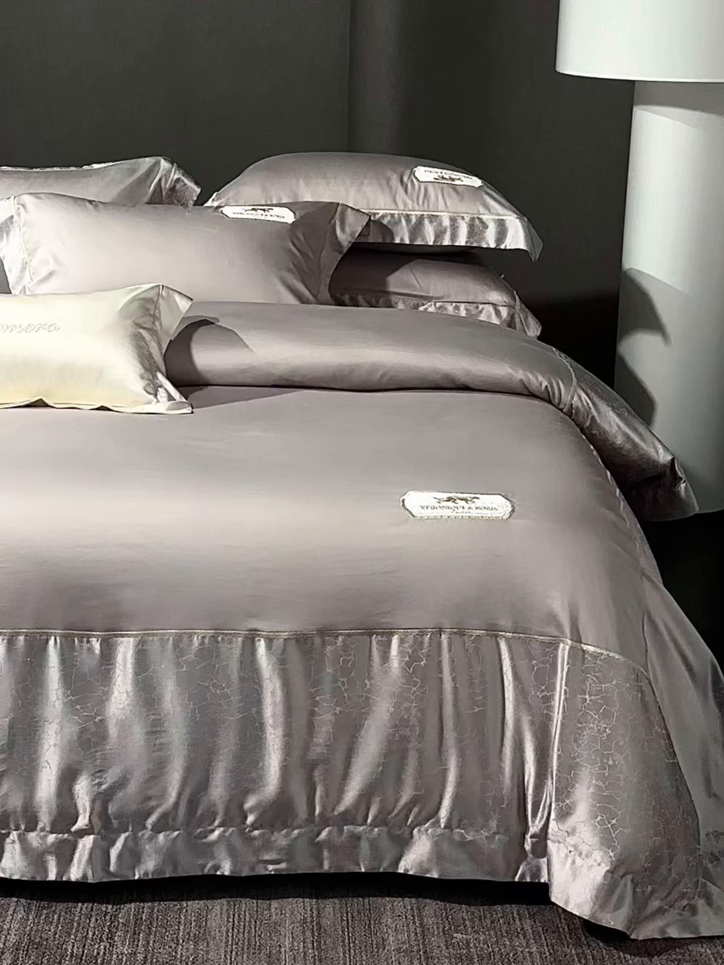 91家纺网 家纺一手货源 找家纺 馨蕊家居 2026春夏新品100S高精密刺绣四件套-简序系列 高精密简序-高级灰