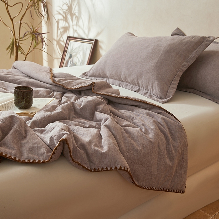 91家纺网 家纺一手货源 找家纺 阳光被业 2026新款100%棉花双层纱夏被新疆棉花空调被可机洗夏凉被绣边踩棉工艺 纯色--豆沙色