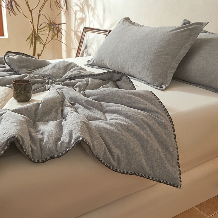 91家纺网 家纺一手货源 找家纺 阳光被业 2026新款100%棉花双层纱夏被新疆棉花空调被可机洗夏凉被绣边踩棉工艺 纯色--灰