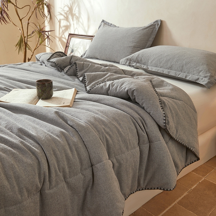 91家纺网 家纺一手货源 找家纺 阳光被业 2026新款100%棉花双层纱夏被新疆棉花空调被可机洗夏凉被绣边踩棉工艺 纯色--灰