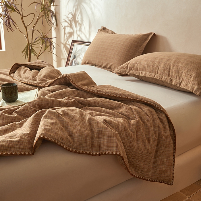 91家纺网 家纺一手货源 找家纺 阳光被业 2026新款100%棉花双层纱夏被新疆棉花空调被可机洗夏凉被绣边踩棉工艺 繁华--咖