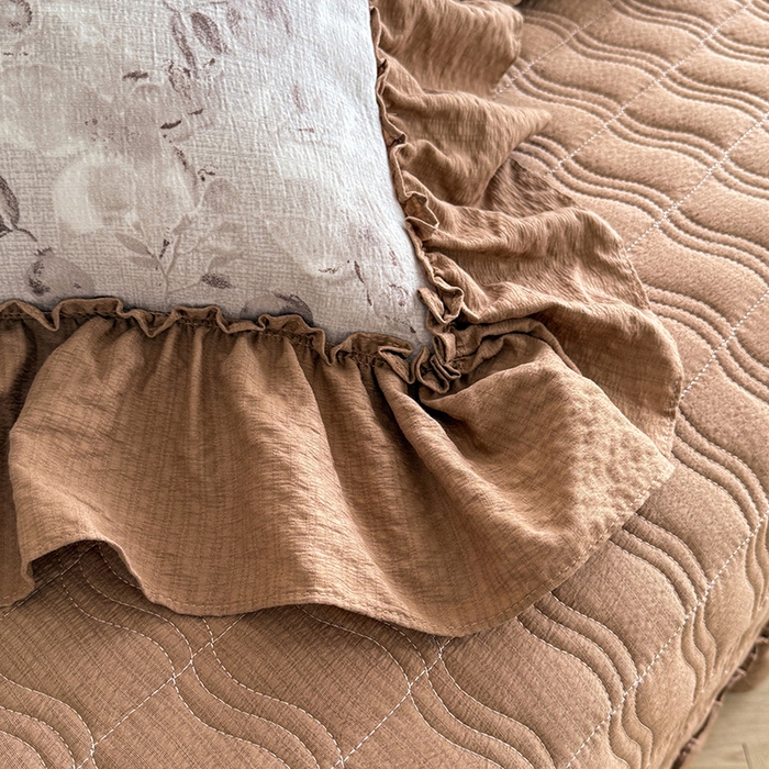 91家纺网 家纺一手货源 找家纺 贝凯瑞 2026新款双层纱木棉水洗棉法式复古花边床盖单件三件四件套-焦糖系列 摩卡秘境