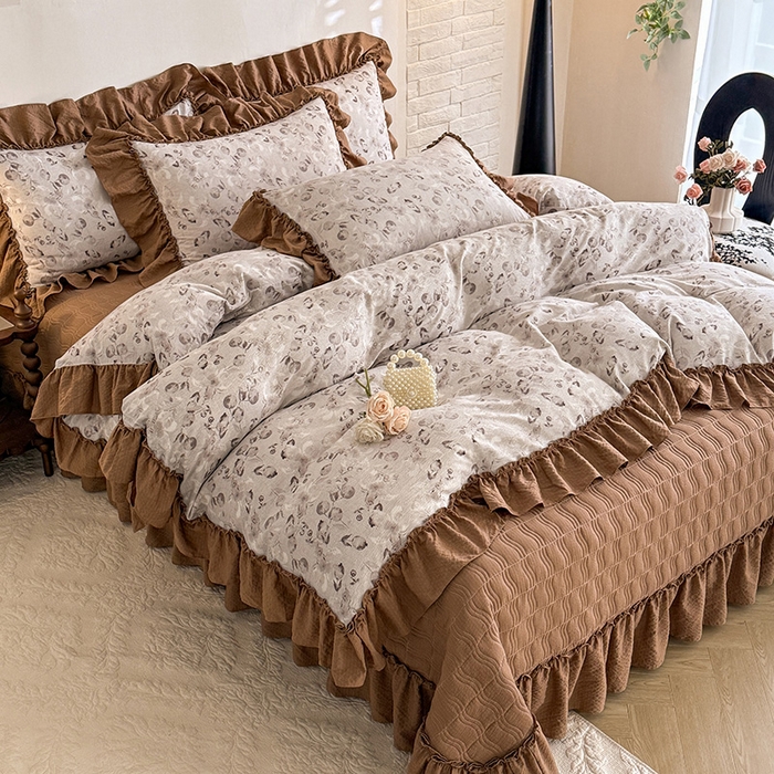 91家纺网 家纺一手货源 找家纺 贝凯瑞 2026新款双层纱木棉水洗棉法式复古花边床盖单件三件四件套-焦糖系列 摩卡秘境