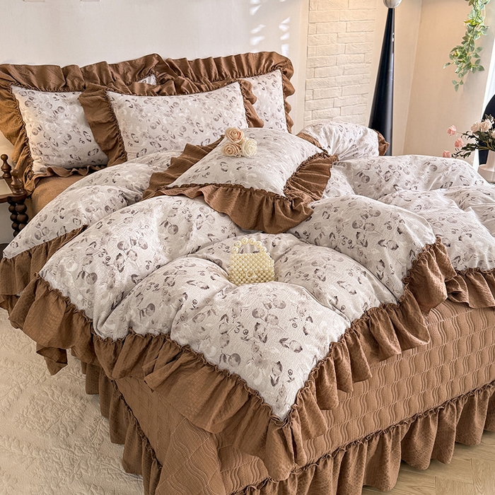 91家纺网 家纺一手货源 找家纺 贝凯瑞 2026新款双层纱木棉水洗棉法式复古花边床盖单件三件四件套-焦糖系列 摩卡秘境