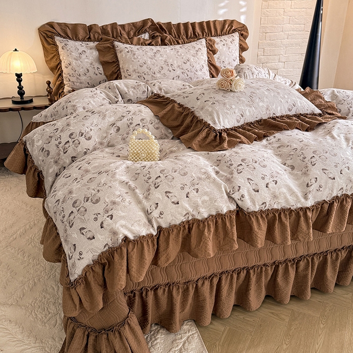 91家纺网 家纺一手货源 找家纺 贝凯瑞 2026新款双层纱木棉水洗棉法式复古花边床盖单件三件四件套-焦糖系列 摩卡秘境