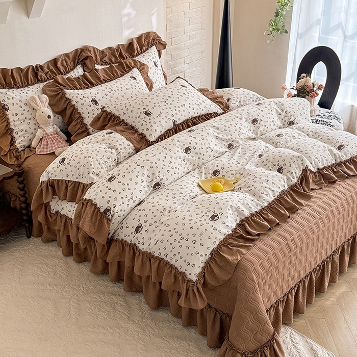 91家纺网 家纺一手货源 找家纺 贝凯瑞 2026新款双层纱木棉水洗棉法式复古花边床盖单件三件四件套-焦糖系列 焦糖熊
