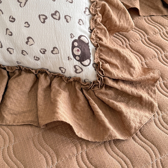 91家纺网 家纺一手货源 找家纺 贝凯瑞 2026新款双层纱木棉水洗棉法式复古花边床盖单件三件四件套-焦糖系列 焦糖熊