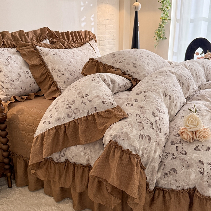 91家纺网 家纺一手货源 找家纺 贝凯瑞 2026新款双层纱木棉水洗棉法式复古花边床盖单件三件四件套-焦糖系列 摩卡秘境