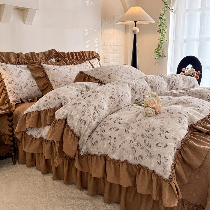 91家纺网 家纺一手货源 找家纺 贝凯瑞 2026新款双层纱木棉水洗棉法式复古花边床盖单件三件四件套-焦糖系列 摩卡秘境