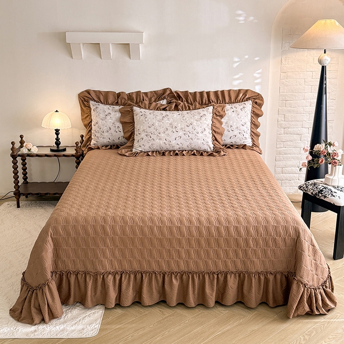 91家纺网 家纺一手货源 找家纺 贝凯瑞 2026新款双层纱木棉水洗棉法式复古花边床盖单件三件四件套-焦糖系列 摩卡秘境
