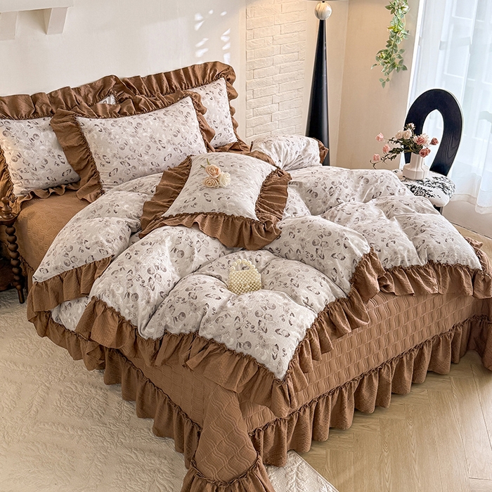 91家纺网 家纺一手货源 找家纺 贝凯瑞 2026新款双层纱木棉水洗棉法式复古花边床盖单件三件四件套-焦糖系列 摩卡秘境