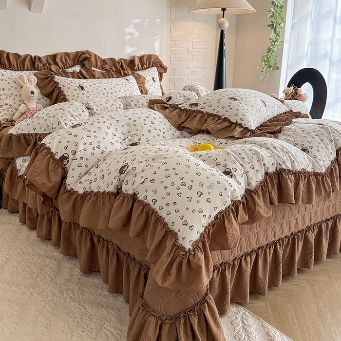 91家纺网 家纺一手货源 找家纺 贝凯瑞 2026新款双层纱木棉水洗棉法式复古花边床盖单件三件四件套-焦糖系列 焦糖熊